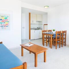 Апартаменты Magalluf Strip Apartment комната для гостей фото 3