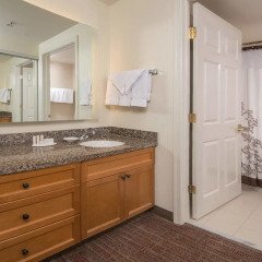 Отель Residence Inn Frederick ванная