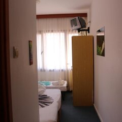 Arya Hotel Чешме сейф в номере