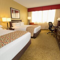 Отель Drury Inn & Suites Columbus Convention Center комната для гостей