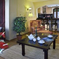 Апартаменты Regency Country Club, Apartments Suites комната для гостей фото 5