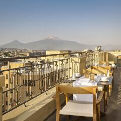Отель The Alexander, A Luxury Collection Hotel, Yerevan Армения, Ереван - отзывы, цены и фото номеров - забронировать отель The Alexander, A Luxury Collection Hotel, Yerevan онлайн балкон