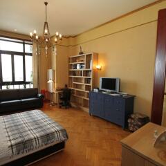 Гостиница TVST Apartments Bolshoy Gnezdnikovsky 10 - 506 в Москве отзывы, цены и фото номеров - забронировать гостиницу TVST Apartments Bolshoy Gnezdnikovsky 10 - 506 онлайн Москва комната для гостей фото 2
