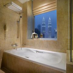 Pullman Kuala Lumpur City Centre Hotel & Residences ванная