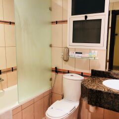 Отель Golden Tulip Sharjah ОАЭ, Шарджа - 1 отзыв об отеле, цены и фото номеров - забронировать отель Golden Tulip Sharjah онлайн ванная фото 2