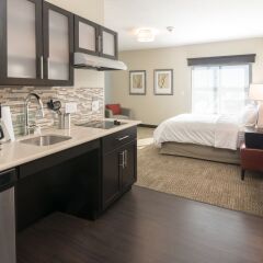 Отель Staybridge Suites Saskatoon - University в номере
