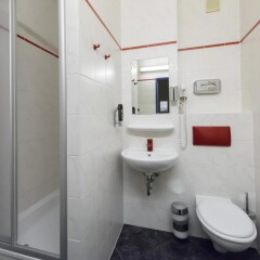 Отель a&o Berlin Kolumbus ванная фото 2