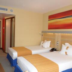 Отель Holiday Inn Express PARIS-Canal de la Villette комната для гостей