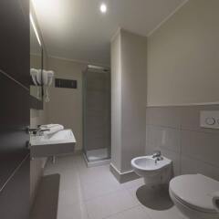 Отель B&B Hotel Bergamo Италия, Бергамо - 7 отзывов об отеле, цены и фото номеров - забронировать отель B&B Hotel Bergamo онлайн ванная