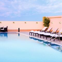 Avani Deira Dubai Hotel бассейн фото 2