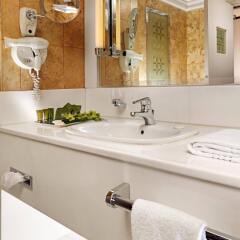 Отель Holiday Inn Athens Attica Av. Airport West ванная фото 2