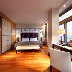 Отель Eurostars Grand Marina сейф в номере