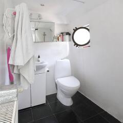 Отель Copenhagen Houseboat ванная
