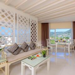 Отель Andaman Embrace Patong 5* Полулюкс с различными типами кроватей