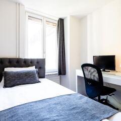Отель iQ130 Guesthouse сейф в номере