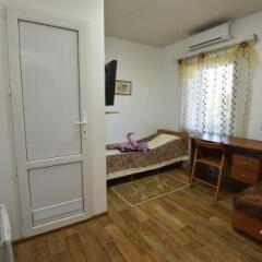 Гостиница Guest House Na Oktyabrskoy 33 в Тамани отзывы, цены и фото номеров - забронировать гостиницу Guest House Na Oktyabrskoy 33 онлайн Тамань комната для гостей фото 4