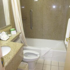 Отель Comfort Inn JFK Airport США, Нью-Йорк - 1 отзыв об отеле, цены и фото номеров - забронировать отель Comfort Inn JFK Airport онлайн ванная