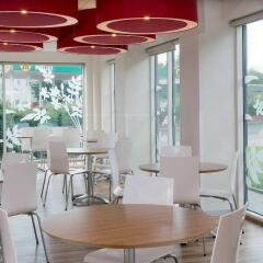Отель Travelodge Manchester Piccadilly гостиничный бар