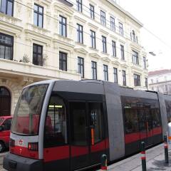 Отель Central Vienna-Living Premium Suite городской автобус