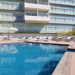 Отель Holiday Inn Express Guadalajara Expo бассейн