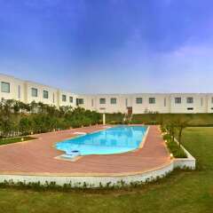 Отель Four Points by Sheraton New Delhi, Airport Highway бассейн фото 3