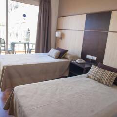 Hotel Comarruga Platja комната для гостей