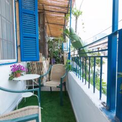 Отель Gorgeous Apt in Neve Tzedek with Parking Тель-Авив балкон