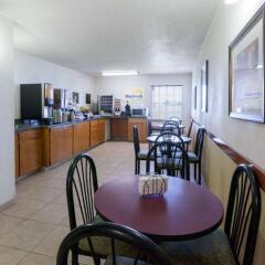 Отель Days Inn Shawnee гостиничный бар