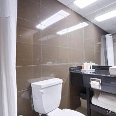 Отель Best Western Village Park Inn Канада, Калгари - отзывы, цены и фото номеров - забронировать отель Best Western Village Park Inn онлайн ванная