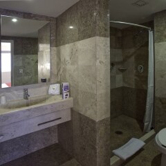 Отель City Express Buenavista ванная фото 2