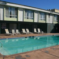 Отель Vagabond Inn Los Angeles at USC США, Лос-Анджелес - отзывы, цены и фото номеров - забронировать отель Vagabond Inn Los Angeles at USC онлайн бассейн