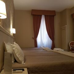 Отель Relais Bocca di Leone сейф в номере
