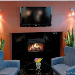 Отель Hampton Inn and Suites by Hilton, Downtown Vancouver Канада, Ванкувер - отзывы, цены и фото номеров - забронировать отель Hampton Inn and Suites by Hilton, Downtown Vancouver онлайн интерьер отеля фото 2