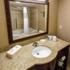 Отель Hampton Inn & Suites Staten Island США, Нью-Йорк - отзывы, цены и фото номеров - забронировать отель Hampton Inn & Suites Staten Island онлайн ванная