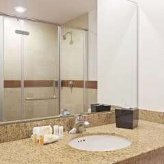 Отель LQ Hotel by La Quinta Cancun Мексика, Канкун - отзывы, цены и фото номеров - забронировать отель LQ Hotel by La Quinta Cancun онлайн ванная