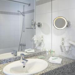 Отель Courtyard by Marriott Hannover Maschsee ванная фото 2