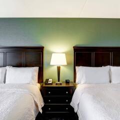 Отель Hampton Inn by Hilton Toronto Airport Corporate Centre Канада, Торонто - отзывы, цены и фото номеров - забронировать отель Hampton Inn by Hilton Toronto Airport Corporate Centre онлайн комната для гостей фото 2
