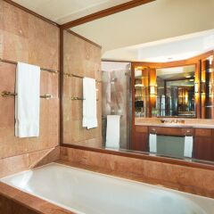 Отель Sheraton Imperial Kuala Lumpur Hotel Малайзия, Куала-Лумпур - 1 отзыв об отеле, цены и фото номеров - забронировать отель Sheraton Imperial Kuala Lumpur Hotel онлайн ванная