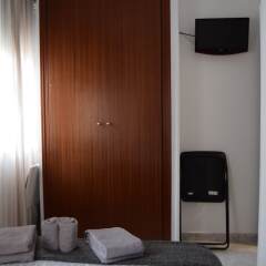 Отель Hostal Rofer сейф в номере