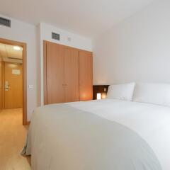 Отель Tryp Madrid Airport Suites Испания, Мадрид - отзывы, цены и фото номеров - забронировать отель Tryp Madrid Airport Suites онлайн комната для гостей фото 4