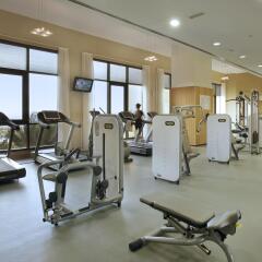 Отель Amwaj Rotana - Jumeirah Beach Residence фитнесс-зал фото 2