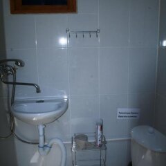 Гостиница Domiki na Sovetskoy в Анапе отзывы, цены и фото номеров - забронировать гостиницу Domiki na Sovetskoy онлайн Анапа ванная