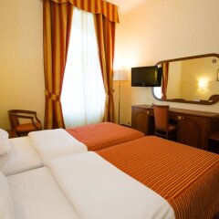 Отель Kinsky Garden Прага сейф в номере