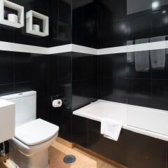 Отель Woo Travelling Plaza de Oriente Homtel