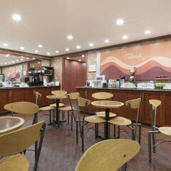 Отель Days Inn - Vancouver Metro Канада, Ванкувер - отзывы, цены и фото номеров - забронировать отель Days Inn - Vancouver Metro онлайн питание фото 2