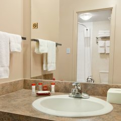 Отель Ramada by Wyndham Sherwood Park Канада, Эдмонтон - отзывы, цены и фото номеров - забронировать отель Ramada by Wyndham Sherwood Park онлайн ванная