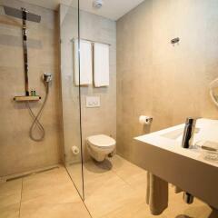 Отель DoubleTree by Hilton Hotel Amsterdam - NDSM Wharf Нидерланды, Амстердам - отзывы, цены и фото номеров - забронировать отель DoubleTree by Hilton Hotel Amsterdam - NDSM Wharf онлайн ванная фото 2
