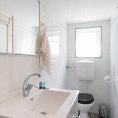 Отель Gorgeous Apt in Neve Tzedek with Parking Тель-Авив ванная