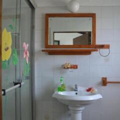 Отель Calypha Guest House Сейшельские острова, Остров Маэ - отзывы, цены и фото номеров - забронировать отель Calypha Guest House онлайн ванная