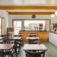 Отель Travelodge by Wyndham Niagara Falls США, Ниагара-Фолс - отзывы, цены и фото номеров - забронировать отель Travelodge by Wyndham Niagara Falls онлайн питание фото 3